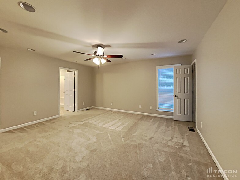 Building Photo - 703 Maple Ct