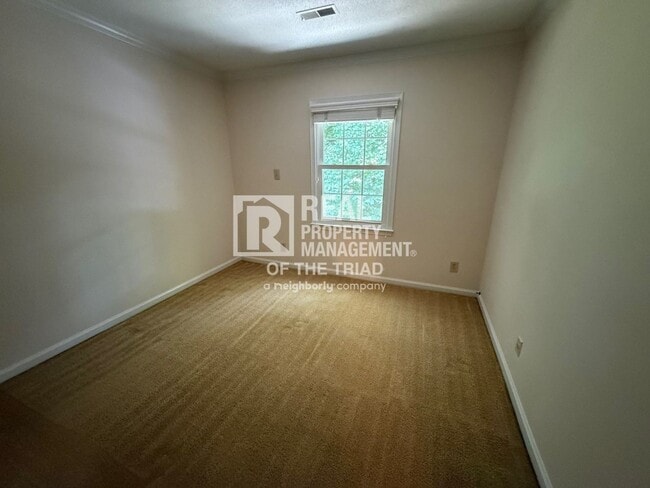 Building Photo - 3 Bedroom/ 2.5 bath Townhouse in Greensboro
