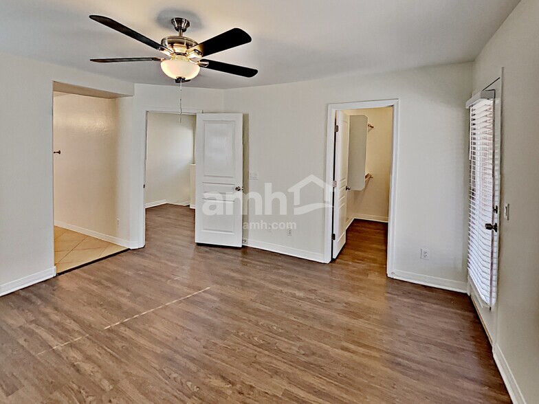 Building Photo - 3843 E Santa Fe Ln