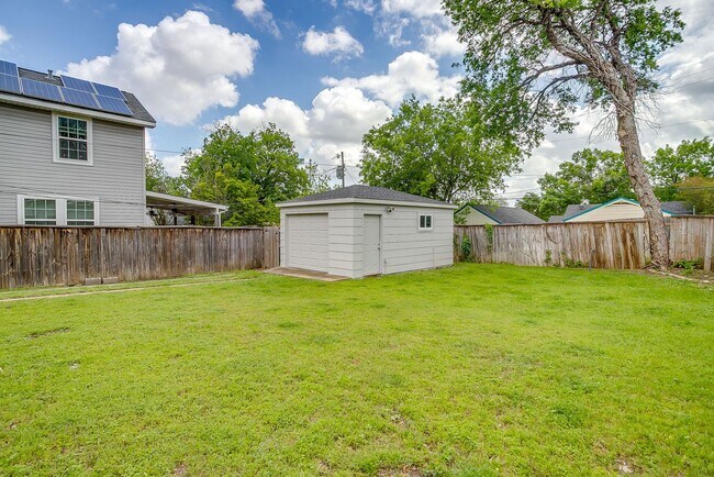 Building Photo - Pristine 2 Bed, 1 Bath Home for Rent in the Cultural District- 76107