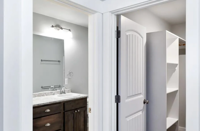 Building Photo - Charming 3-Bedroom Townhouse in the Heart ...