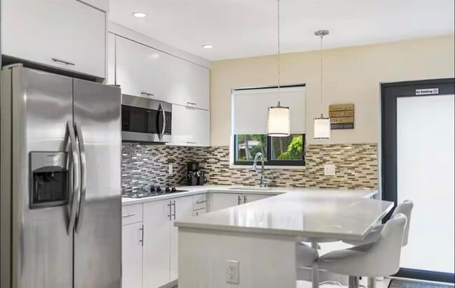 Building Photo - 320 NE 15th Ave