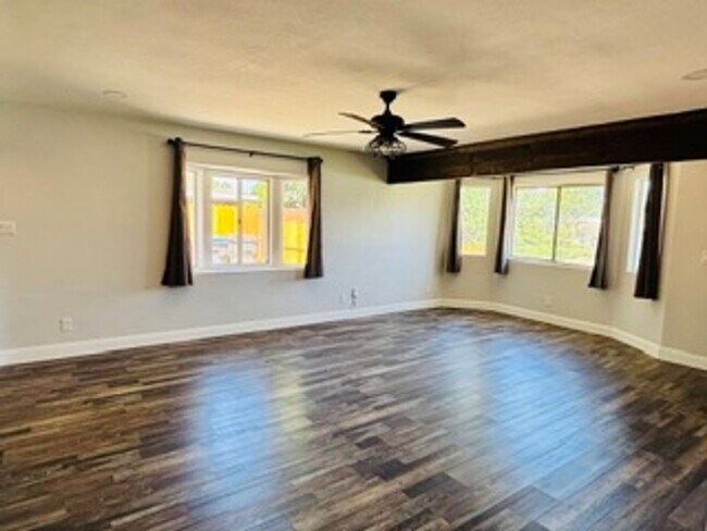 Building Photo - Beautiful Remodeled Home in Tehachapi!