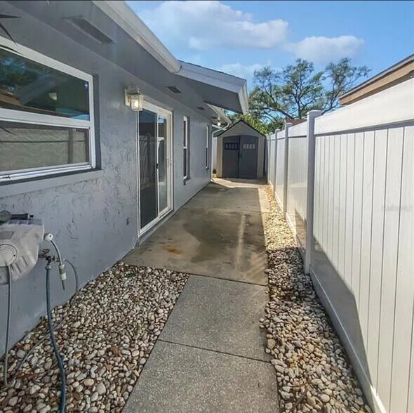 Building Photo - 1608 Amberlea Dr N