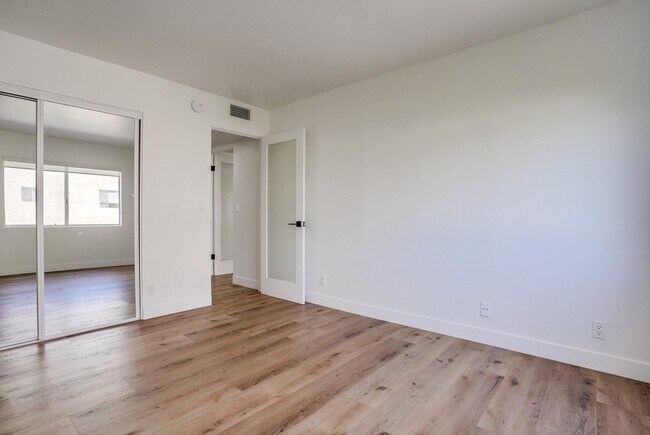 Building Photo - 435 N Oakhurst Dr