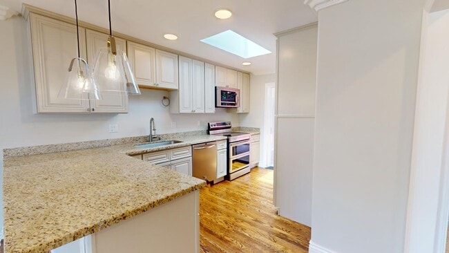 Building Photo - 330 Los Palmos Dr