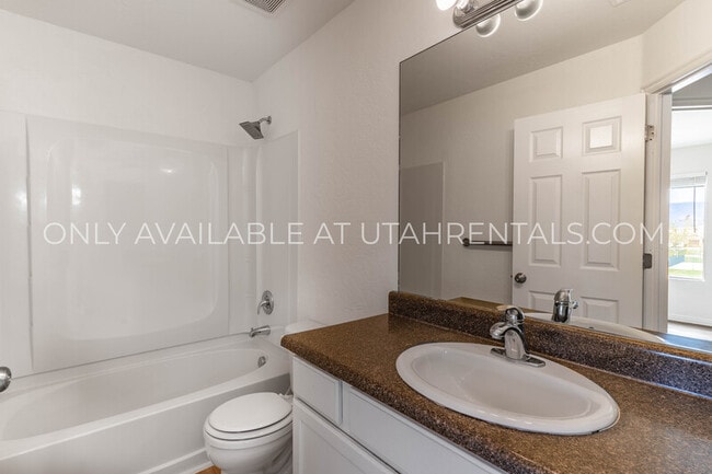 Building Photo - 211 Greenfield Cir