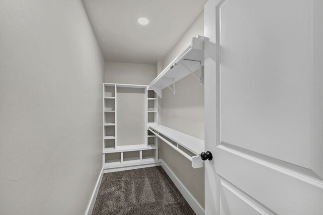 Building Photo - 5 Bedroom