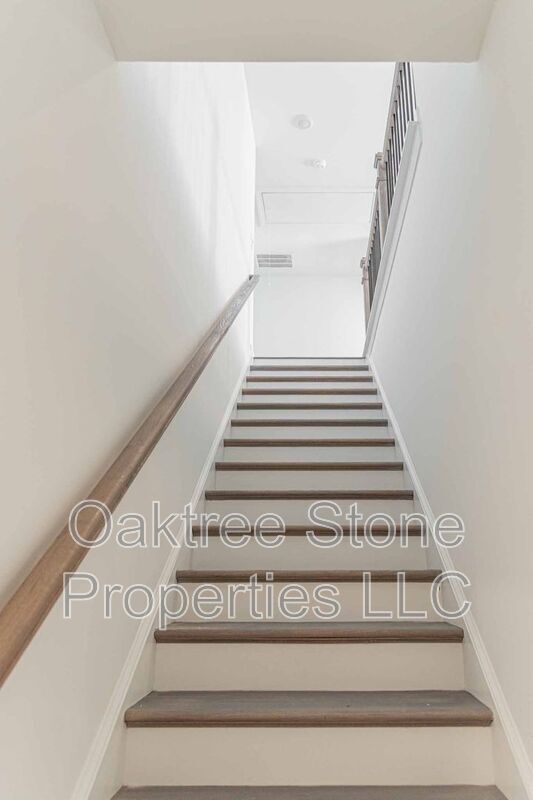 Building Photo - 3362 Skyland Dr