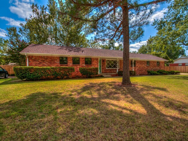 Building Photo - PRELEASING for Early Aug 2027! Updated (3) Bed, (2) Bath + Additional Living Area!