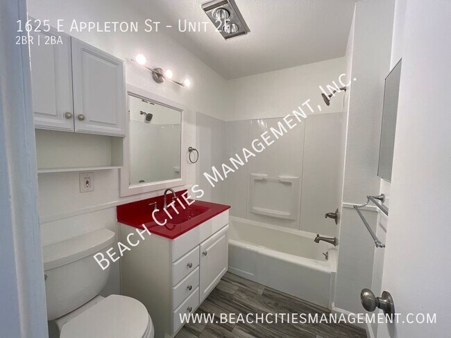 Building Photo - 1625 E Appleton St