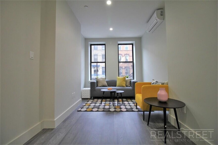 Building Photo - Modern New Studio in Bushwick!