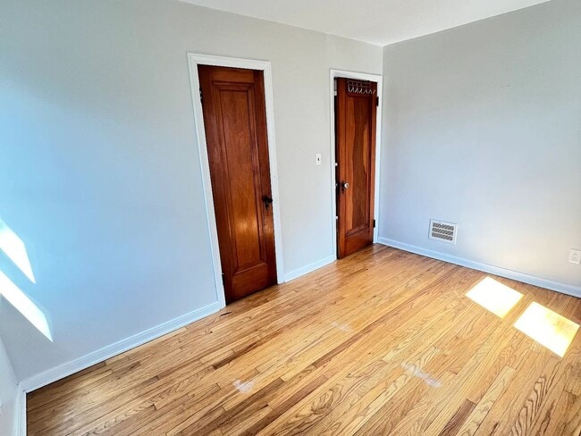 Building Photo - Walking Distance from Downtown!!!