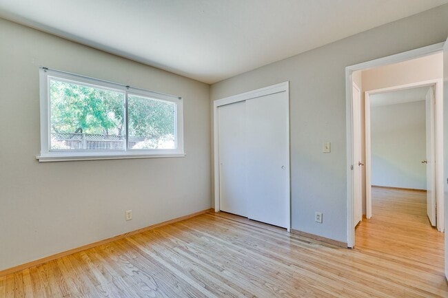 Building Photo - Charming 3-bedroom, 2-bathroom ranch-style...