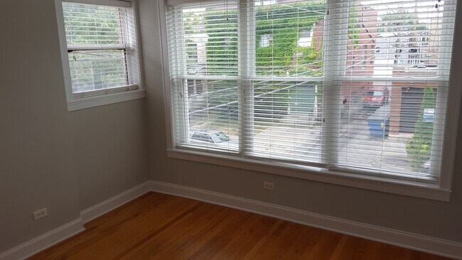 Building Photo - 1476 W Berwyn Ave