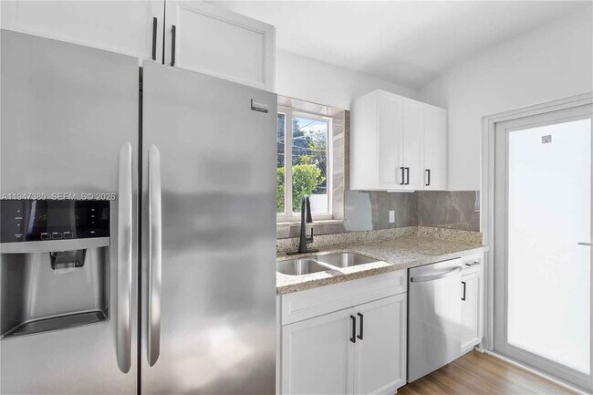 Building Photo - Southwest 26th Street, Miami, FL 33133 - 3 BR 2 BA single-family home