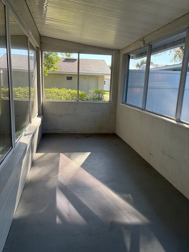 Building Photo - 6034 Linneal Beach Dr