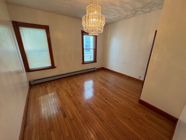 Building Photo - 374 Bowdoin St