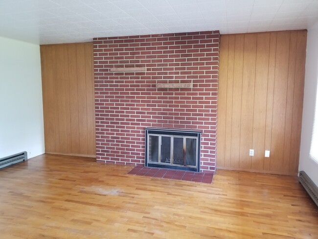 Building Photo - 2br duplex with carport and stackable wash...