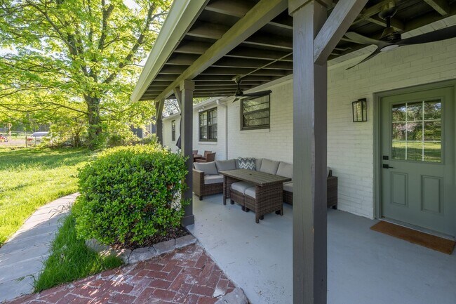 Building Photo - 504 Bismark Dr