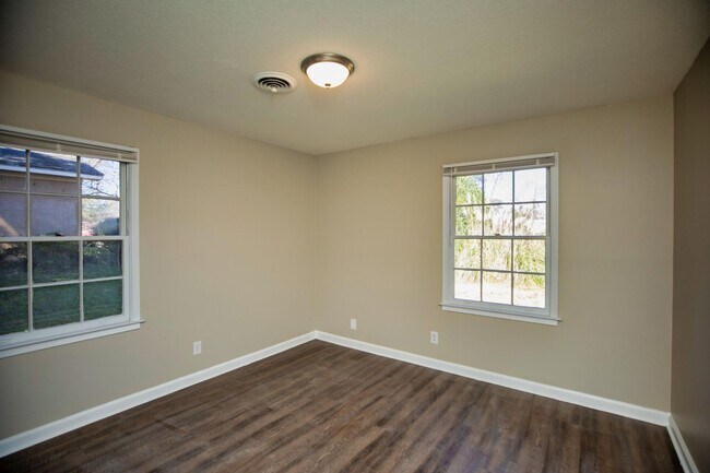 Building Photo - ** 3 bed 2 bath located in Dalraida ** Cal...