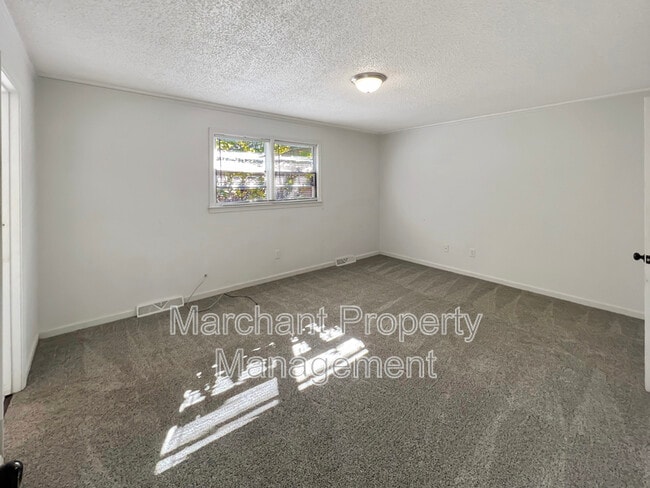 Building Photo - 104 Lora Ln