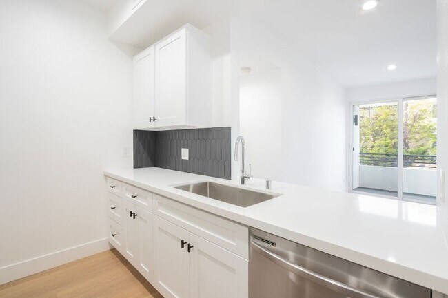Building Photo - 1616 N Serrano Ave