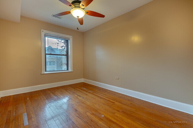 Building Photo - 6819 S Ridgeland Ave