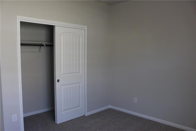 Building Photo - 2031 Port Ellen Dr