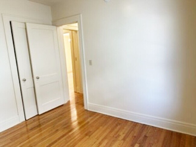 Building Photo - Newly Renovated Bright 2nd Floor Flat - 6/...