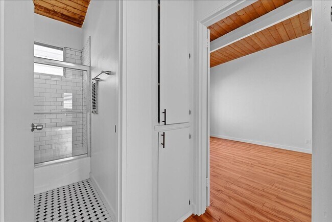Building Photo - 6114 Cahuenga Blvd
