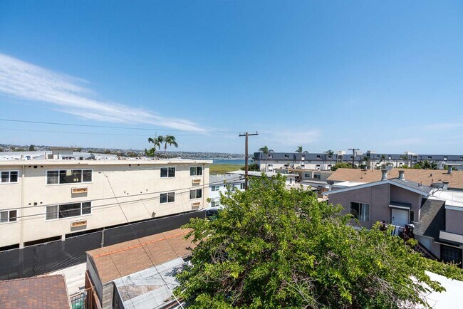 Building Photo - 3 Bedroom Townhome in Crown Point – Pacific Beach