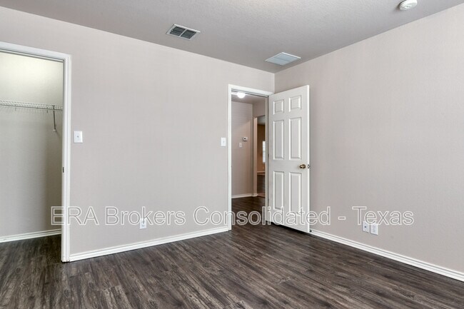 Building Photo - 130 Carmel Dr