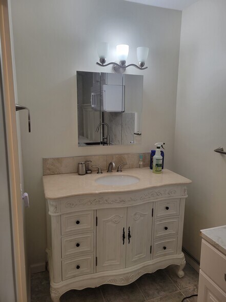 bathroom - 17446 Ludlow St