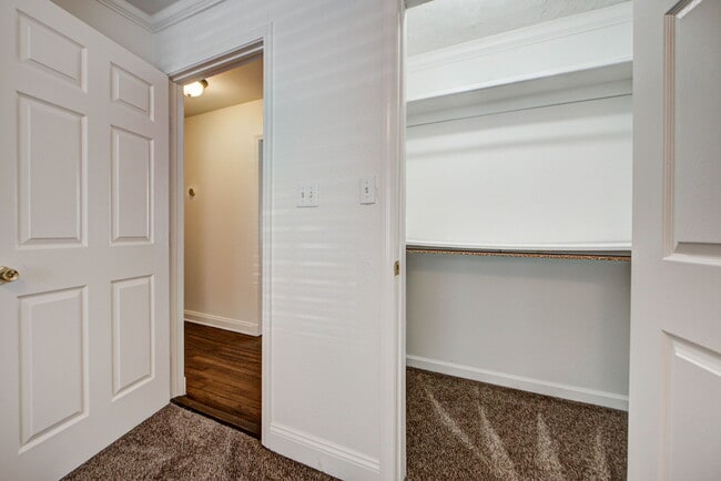 Building Photo - 418 N Flood Ave