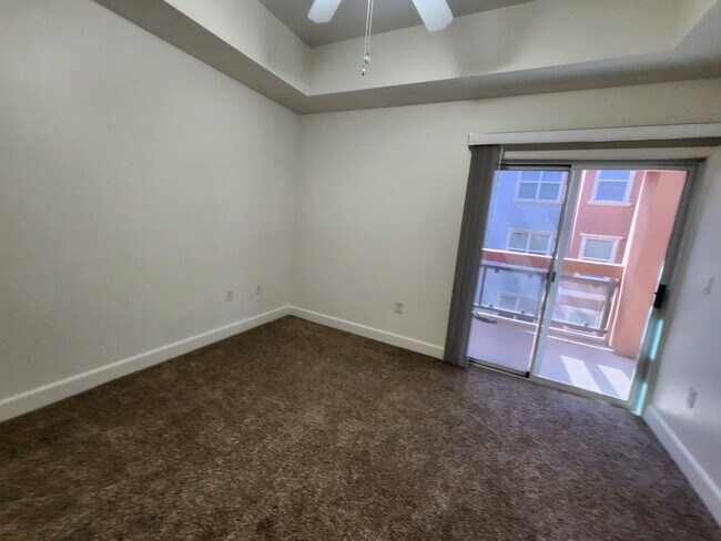 Building Photo - Luxury Mid-rise Condo unit  located on the...