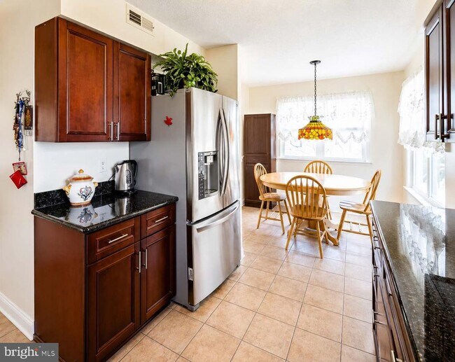 Building Photo - 44 Brambling Ln