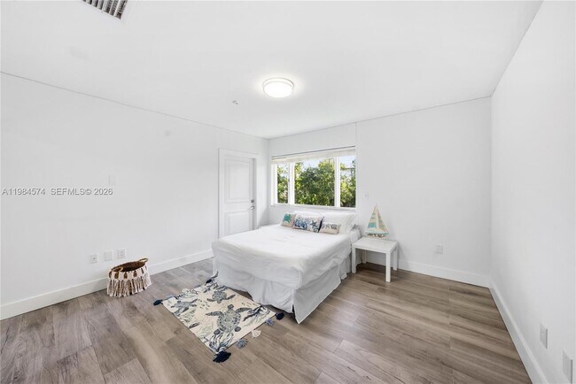 Building Photo - 3401 NE 165th St