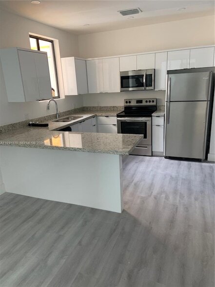 Building Photo - 853 E 24th St