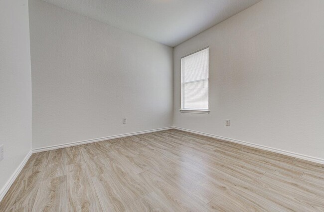 Building Photo - 205 Mood Lake Dr