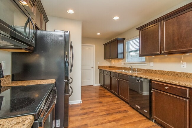 Building Photo - 2014 Cobblestone Dr
