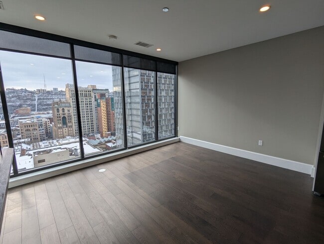 Building Photo - 1 Bedroom 1 Bathroom Condo in Downtown Pittsburgh