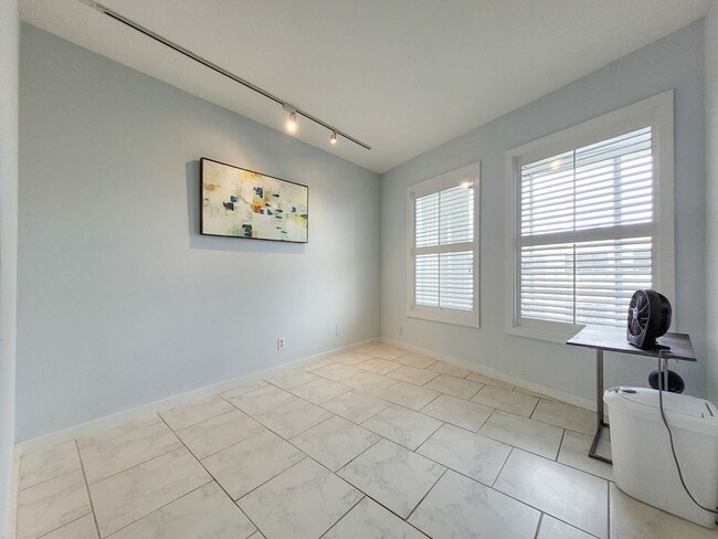Building Photo - AVAILABLE 11/3/25 1BR / 1Bath / 1Pkg Condo...