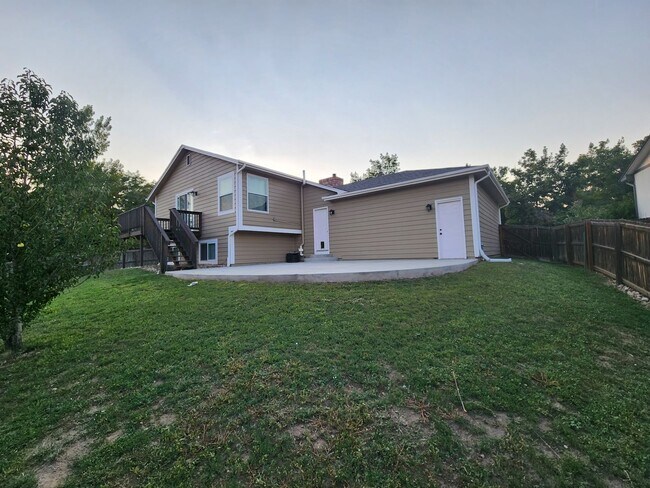 Building Photo - Huge 3 Bed 2 Bath Home With Patio, Deck, a...