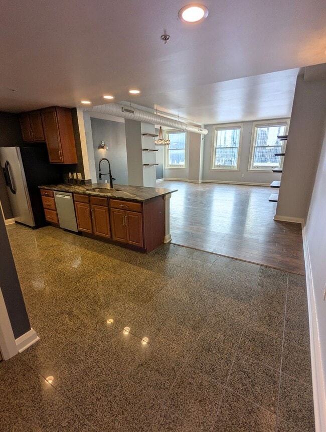 Building Photo - Spacious 1 Bedroom 1.5 Bathroom Downtown Condo
