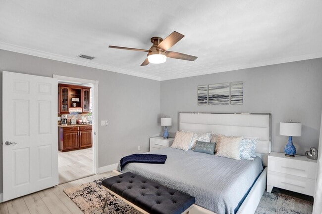 Building Photo - 470 SE 4th Ct