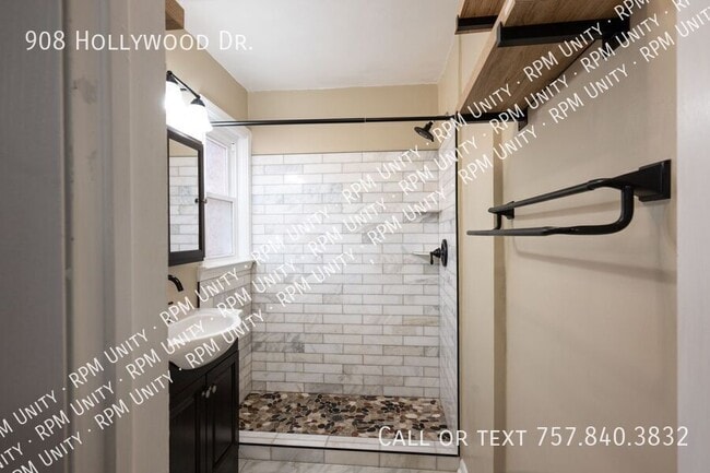 Building Photo - 908 Hollywood Dr