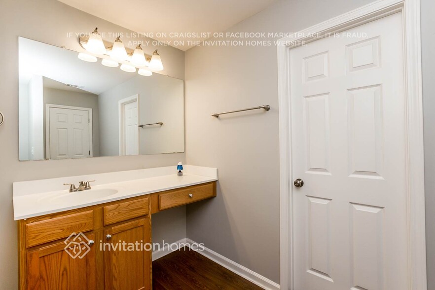 Building Photo - 2470 Mayfair Dr