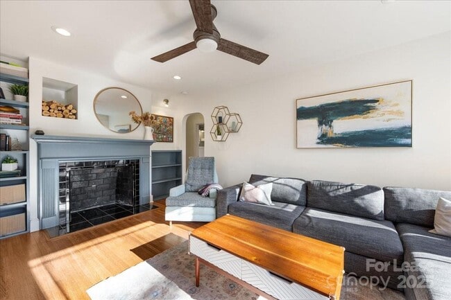 Building Photo - 5712 Oak Dr