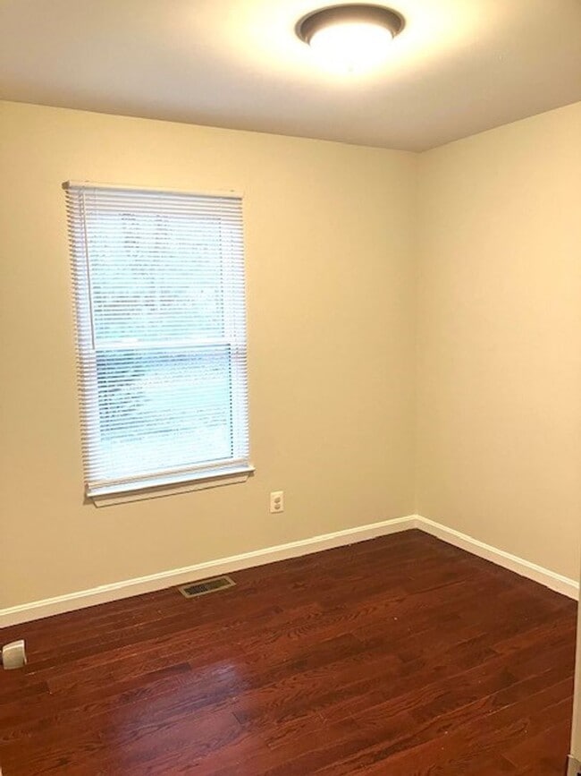 Building Photo - SPACIOUS HOME ON LARGE LOT - 4 BEDS 2.5 BATHS